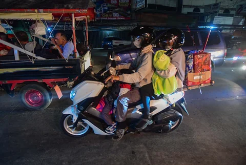Pemudik  melintas di Jalan Raya Cikarang yang merupakan akses pemudik menuju kota-kota di Jawa Tengah dan Jawa Timur di Bekasi, Rabu, (18/3/2026). Pada H-3 Idul Fitri 1447 Hijriah bertepatan dengan hari terakhir