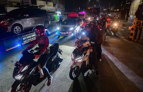 Pemudik  melintas di Jalan Raya Cikarang yang merupakan akses pemudik menuju kota-kota di Jawa Tengah dan Jawa Timur di Bekasi, Rabu, (18/3/2026). Pada H-3 Idul Fitri 1447 Hijriah bertepatan dengan hari terakhir
