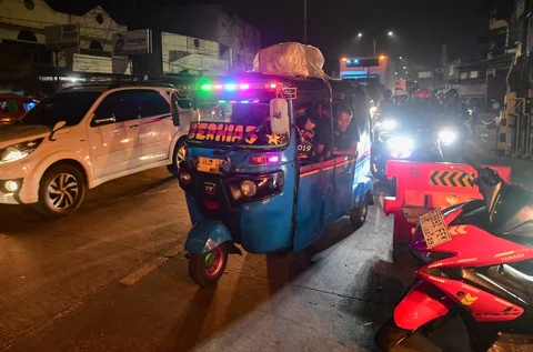 Pemudik  melintas di Jalan Raya Cikarang yang merupakan akses pemudik menuju kota-kota di Jawa Tengah dan Jawa Timur di Bekasi, Rabu, (18/3/2026).