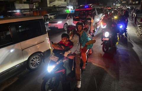 Pemudik  melintas di Jalan Raya Cikarang yang merupakan akses pemudik menuju kota-kota di Jawa Tengah dan Jawa Timur di Bekasi, Rabu, (18/3/2026).