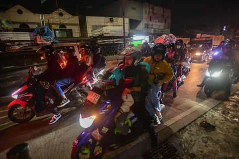 Pemudik  melintas di Jalan Raya Cikarang yang merupakan akses pemudik menuju kota-kota di Jawa Tengah dan Jawa Timur di Bekasi, Rabu, (18/3/2026).