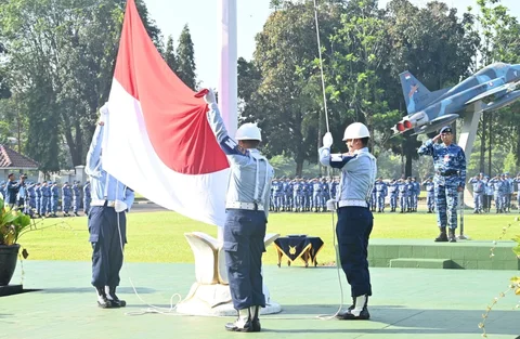 Personel Makoopsudnas mengikuti upacara bendera 17-an di Halim Perdanakusuma Jakarta Timur, Selasa (17/03/2026).