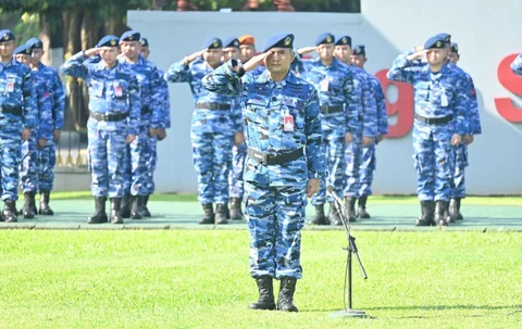 Personel Makoopsudnas mengikuti upacara bendera 17-an di Halim Perdanakusuma Jakarta Timur, Selasa (17/03/2026).