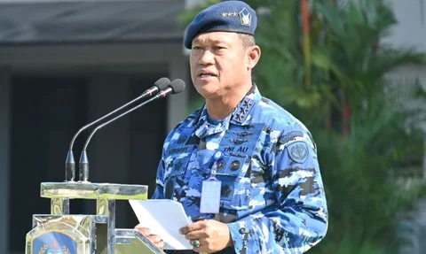 Pangkoopsudnas Marsdya TNI Minggit Tribowo saat memberikan pengarahan  upacara bendera 17-an di Halim Perdanakusuma Jakarta Timur, Selasa (17/03/2026).