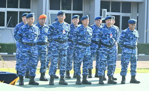 Personel Makoopsudnas mengikuti upacara bendera 17-an di Halim Perdanakusuma Jakarta Timur, Selasa (17/03/2026).