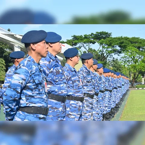 Personel Makoopsudnas mengikuti upacara bendera 17-an di Halim Perdanakusuma Jakarta Timur, Selasa (17/03/2026).