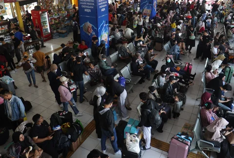 Pemudik menunggu keberangkatan bus di Terminal Kampung Rambutan, Jakarta, Rabu (18/03/2026), menjelang puncak arus mudik Lebaran dengan tujuan berbagai kota di Jawa Barat dan Jawa Tengah.