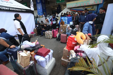 Pemudik menunggu keberangkatan bus di Terminal Kampung Rambutan, Jakarta, Rabu (18/03/2026), menjelang puncak arus mudik Lebaran dengan tujuan berbagai kota di Jawa Barat dan Jawa Tengah.