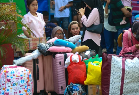 Pemudik menunggu keberangkatan bus di Terminal Kampung Rambutan, Jakarta, Rabu (18/03/2026), menjelang puncak arus mudik Lebaran dengan tujuan berbagai kota di Jawa Barat dan Jawa Tengah.