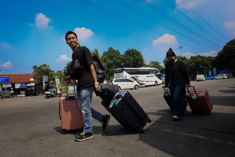Pemudik berjalan menuju bus di Terminal Kampung Rambutan, Jakarta, Rabu (18/03/2026), menjelang puncak arus mudik Lebaran dengan tujuan berbagai kota di Jawa Barat dan Jawa Tengah.