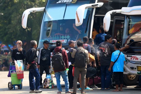 Pemudik menunggu keberangkatan bus di Terminal Kampung Rambutan, Jakarta, Rabu (18/03/2026), menjelang puncak arus mudik Lebaran dengan tujuan berbagai kota di Jawa Barat dan Jawa Tengah.