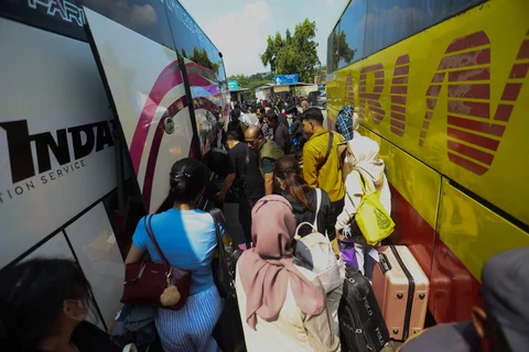 Pemudik memasukkan barang ke dalam bagasi bus di Terminal Kampung Rambutan, Jakarta, Rabu (18/03/2026), menjelang puncak arus mudik Lebaran dengan tujuan berbagai kota di Jawa Barat dan Jawa Tengah.