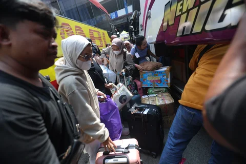 Pemudik memasukkan barang ke dalam bagasi bus di Terminal Kampung Rambutan, Jakarta, Rabu (18/03/2026), menjelang puncak arus mudik Lebaran dengan tujuan berbagai kota di Jawa Barat dan Jawa Tengah.