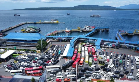 Kendaraan pemudik memadati areal pelabuhan penyebrangan Ketapang, Banyuwangi,  Selasa (17/03/2026).