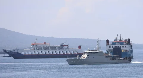 Kapal patrol TNI AL  KAL Sembulungan II-5-42  melakukan pemantauan dan pengamanan di wilayah perairan Selat Bali, Banyuwangi,  Selasa (17/03/2026).