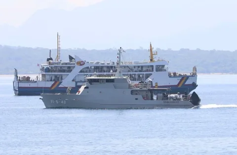 Kapal patrol TNI AL  KAL Sembulungan II-5-42  melakukan pemantauan dan pengamanan di wilayah perairan Selat Bali, Banyuwangi,  Selasa (17/03/2026).