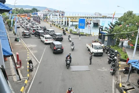 Personel TNI AL melakukan pengamanan pemudik di Pelabuhan Ketapang, Banyuwangi,  Selasa (17/03/2026).