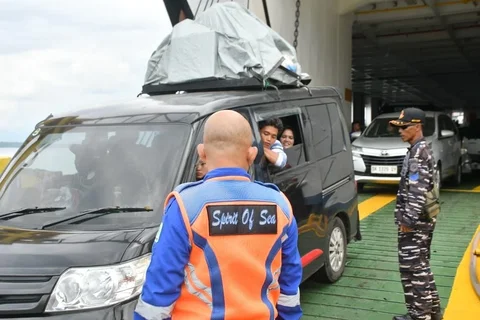 Personel TNI AL melakukan pengamanan pemudik di Pelabuhan Ketapang, Banyuwangi,  Selasa (17/03/2026).