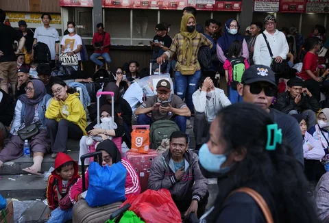 Calon penumpang menunggu waktu keberangkatan bus di Terminal Kalideres, Jakarta, Rabu (18/3/2026).