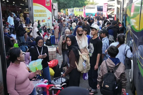 Calon penumpang menunggu waktu keberangkatan bus di Terminal Kalideres, Jakarta, Rabu (18/3/2026).