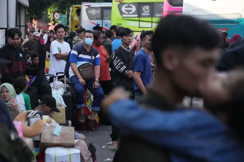 Calon penumpang menunggu waktu keberangkatan bus di Terminal Kalideres, Jakarta, Rabu (18/3/2026).