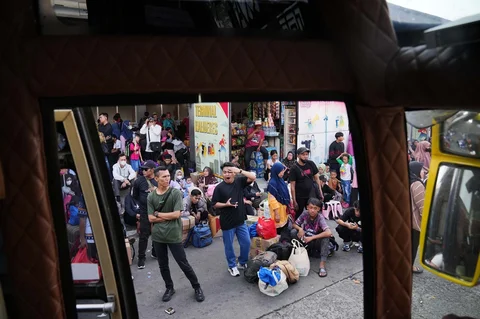 Calon penumpang menunggu waktu keberangkatan bus di Terminal Kalideres, Jakarta, Rabu (18/3/2026).