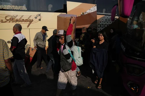 Calon penumpang menunggu waktu keberangkatan bus di Terminal Kalideres, Jakarta, Rabu (18/3/2026).
