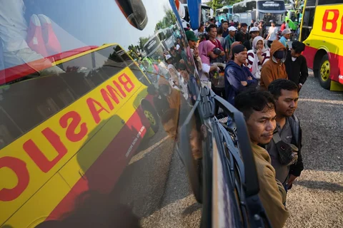Calon penumpang menunggu waktu keberangkatan bus di Terminal Kalideres, Jakarta, Rabu (18/3/2026).