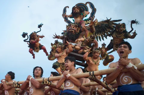 Warga mengarak Ogoh-ogoh jelang Hari Raya Nyepi tahun Saka 1948 di Denpasar, Bali, Rabu (19/03/2026).