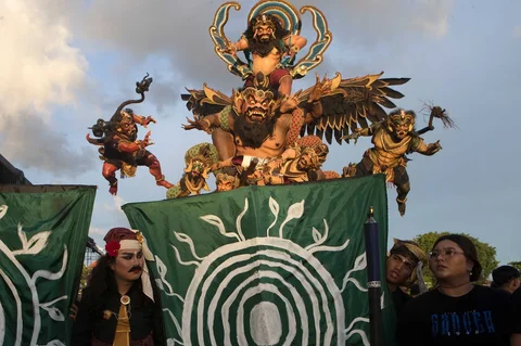 Warga mengarak Ogoh-ogoh jelang Hari Raya Nyepi tahun Saka 1948 di Denpasar, Bali, Rabu (19/03/2026).