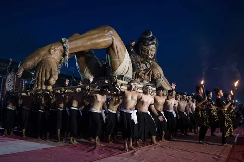 Warga mengarak Ogoh-ogoh jelang Hari Raya Nyepi tahun Saka 1948 di Denpasar, Bali, Rabu (19/03/2026).