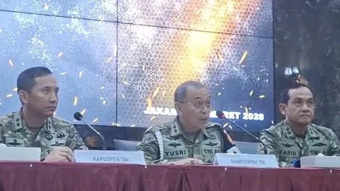 Danpuspom TNI Mayjen Yusri Nuryanto konpers empat anggota terlibat penyiraman air keras Andrie Yunus KontraS. (Nur Habibie/merdeka.com)