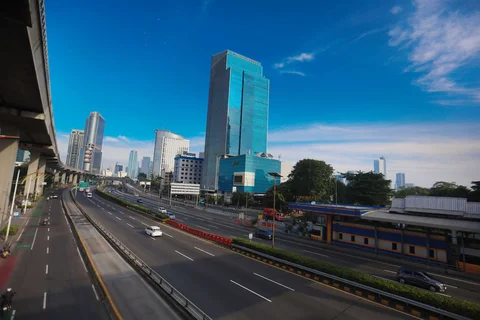 Jalan -jalan di ibukota Jakarta yang sepi dengan lagit biru di Jakarta, Kamis (19/03/2026).