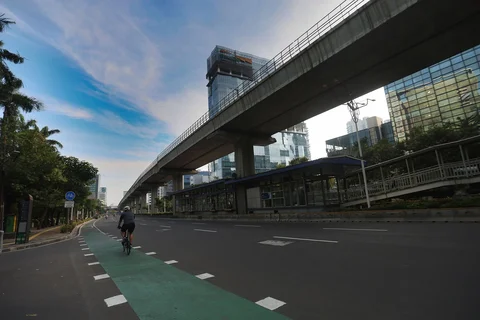 Jalan -jalan di ibukota Jakarta yang sepi dengan lagit biru di Jakarta, Kamis (19/03/2026).