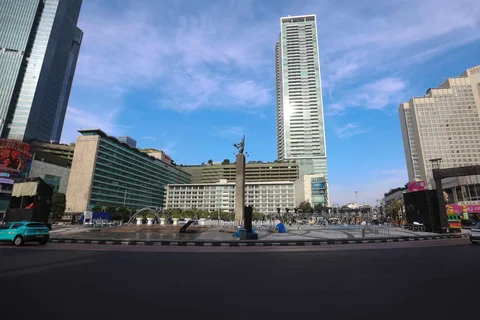 Jalan -jalan di ibukota Jakarta yang sepi dengan lagit biru di Jakarta, Kamis (19/03/2026).