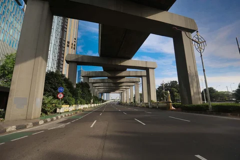 Jalan -jalan di ibukota Jakarta yang sepi dengan lagit biru di Jakarta, Kamis (19/03/2026).