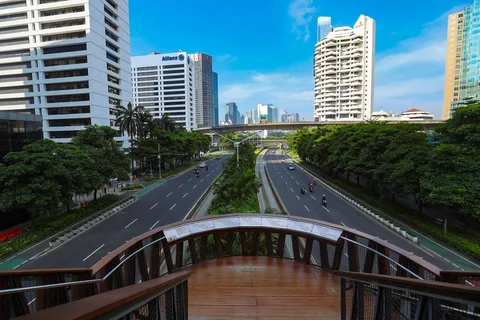 Jalan -jalan di ibukota Jakarta yang sepi dengan lagit biru di Jakarta, Kamis (19/03/2026).