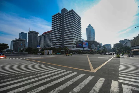 Jalan -jalan di ibukota Jakarta yang sepi dengan lagit biru di Jakarta, Kamis (19/03/2026).