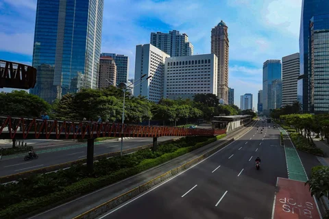 Jalan -jalan di ibukota Jakarta yang sepi dengan lagit biru di Jakarta, Kamis (19/03/2026).