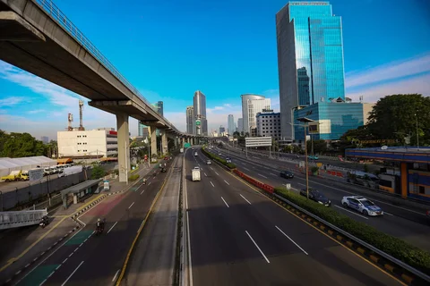Jalan -jalan di ibukota Jakarta yang sepi dengan lagit biru di Jakarta, Kamis (19/03/2026).