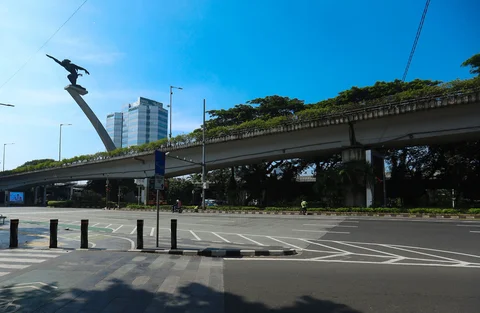 Jalan -jalan di ibukota Jakarta yang sepi dengan lagit biru di Jakarta, Kamis (19/03/2026).