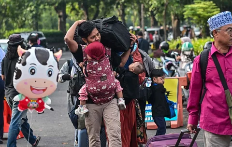 Warga berdatangan untuk menaiki bus gratis yang disediakan Pemprov Jawa Timur di Surabaya, Kamis (19/03/2026).