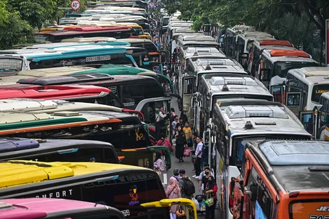 Warga berdatangan untuk menaiki bus gratis yang disediakan Pemprov Jawa Timur di Surabaya, Kamis (19/03/2026).