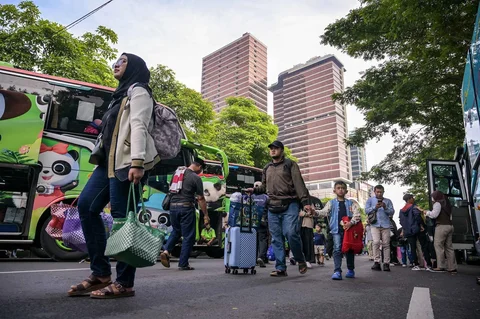 Warga berdatangan untuk menaiki bus gratis yang disediakan Pemprov Jawa Timur di Surabaya, Kamis (19/03/2026).