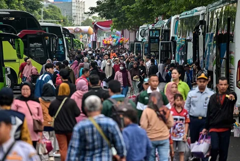 Warga berdatangan untuk menaiki bus gratis yang disediakan Pemprov Jawa Timur di Surabaya, Kamis (19/03/2026).