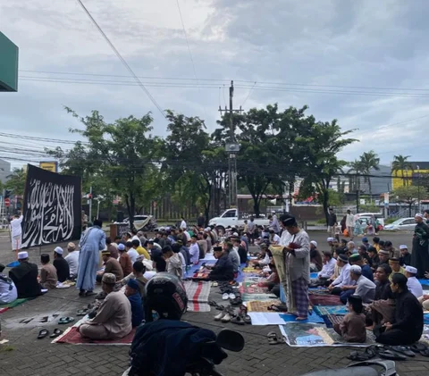 Jemaah Tarekat Naqsyabandiyah Gelar Salat Ied di Kompleks Pertokoan