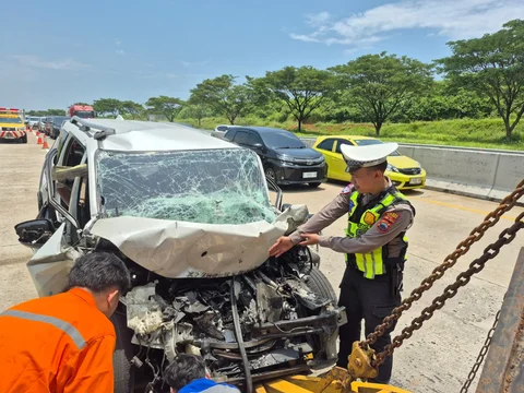 Xpander Tabrak Bus Saat One Way, 2 Orang Tewas