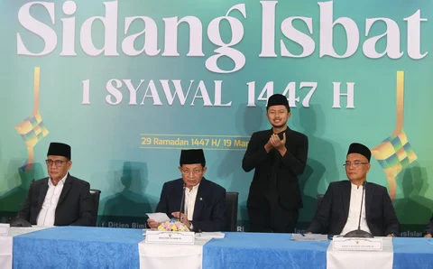 Menteri Agama Nasaruddin Umar (tengah) didampingi Wakil Menteri Agama Romo Muhammad Syafii (kiri) dan Ketua Komisi VIII DPR Marwan Dasopang (kanan) menyampaikan konferensi pers hasil Sidang Isbat 1 Syawal 1447 Hijriah di Jakarta, Kamis (19/03/2026).