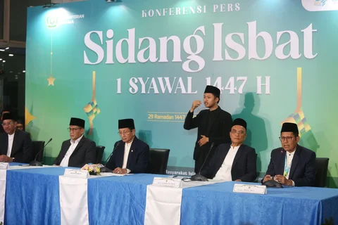Menteri Agama Nasaruddin Umar (ketiga kiri) didampingi Wakil Menteri Agama Romo Muhammad Syafi&Otilde;i (kedua kiri), Ketua Komisi VIII DPR Marwan Dasopang (kedua kanan), Wakil Ketua Umum MUI Choli Nafis (kanan) dan Dirjen Bimas Islam Abu Rokhmad (kiri) menyampaikan konferensi pers hasil Sidang Isbat 1 Syawal 1447 Hijriah di Jakarta, Kamis (19/3/2026).
