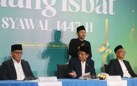 Menteri Agama Nasaruddin Umar (tengah) didampingi Wakil Menteri Agama Romo Muhammad Syafii (kiri) dan Ketua Komisi VIII DPR Marwan Dasopang (kanan) menyampaikan konferensi pers hasil Sidang Isbat 1 Syawal 1447 Hijriah di Jakarta, Kamis (19/03/2026).